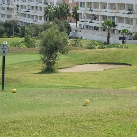 El Pensador, Luxe Aan Golfbaan